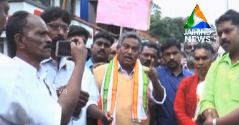 കഴിഞ്ഞ വർഷം ഉണ്ടായ പ്രളയത്തിൽ തകർന്ന റോഡുകള്‍ നന്നാക്കിയില്ല; മൂന്നാറിൽ റോഡുപരോധിച്ചു