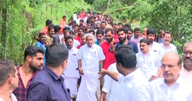 ഉമ്മന്‍ ചാണ്ടി മലപ്പുറം ജില്ലയിലെ ദുരിതാശ്വാസ ക്യാമ്പുകള്‍ സന്ദര്‍ശിച്ചു