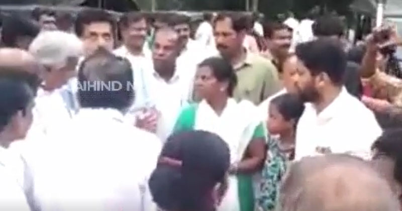 ഉമ്മന്‍ചാണ്ടി അട്ടപ്പാടിയിലെ ദുരിത ബാധിത പ്രദേശങ്ങള്‍ സന്ദര്‍ശിച്ചു