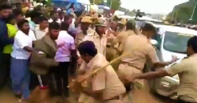 മുഖ്യമന്ത്രി യെദിയൂരപ്പയോട് പരാതി പറയാനെത്തിയെ പ്രളയബാധിതരെ ക്രൂരമായി മര്‍ദ്ദിച്ച് പൊലീസ്; ദൃശ്യങ്ങള്‍ കാണാം