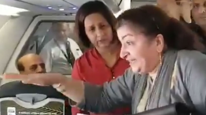 ഓഗസ്റ്റ് അഞ്ച് മുതൽ കശ്മീർ  താഴ്‌വര അശാന്തമാണ്; രാഹുൽ ഗാന്ധിക്ക് മുന്പിൽ പൊട്ടിക്കരഞ്ഞ് സ്ത്രീ, ചേർത്തുപിടിച്ച് രാഹുൽ