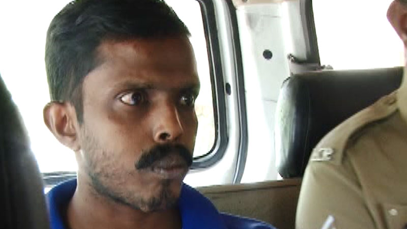 അമ്മയെ വെട്ടി കൊലപ്പെടുത്തിയ ശേഷം മകന്‍ പോലീസില്‍ കീഴടങ്ങി