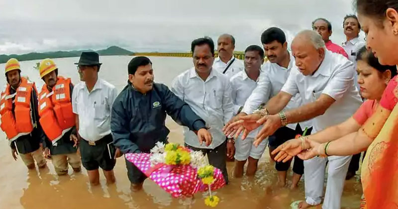 'നോട്ടടിക്കുന്ന യന്ത്രം കയ്യിലില്ല'; പ്രളയ ദുരിതാശ്വാസം ആവശ്യപ്പെട്ട ജനങ്ങളോട് കര്‍ണാടക മുഖ്യമന്ത്രി യെദിയൂരപ്പ