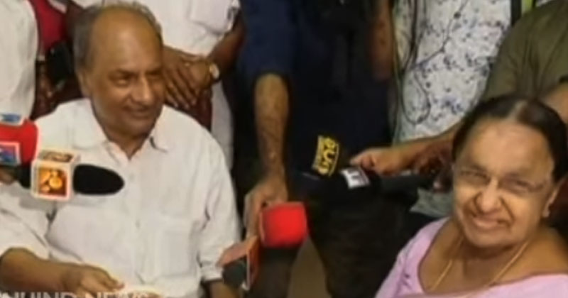 എ.കെ ആന്‍റണി കെ.എം.മാണിയുടെ കരിങ്ങോഴയ്ക്കൽ തറവാട്ടില്‍ എത്തി