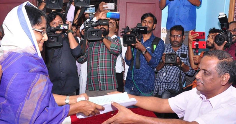 ഷാനിമോൾ ഉസ്മാൻ അരൂരില്‍ യുഡിഎഫ്‌ സ്ഥാനാർഥിയായി നാമനിർദ്ദേശ പത്രിക സമർപ്പിച്ചു