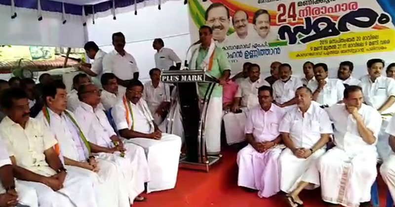 റോഡുകളുടെ ശോച്യാവസ്ഥയില്‍ പ്രതിഷേധവുമായി രാജ്മോഹന്‍ ഉണ്ണിത്താന്‍ എം.പി; 24 മണിക്കൂര്‍ ഉപവാസസമരത്തില്‍