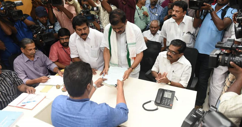 കെ. മോഹൻകുമാർ വട്ടിയൂർക്കാവിലെ യു ഡി എഫ് സ്ഥാനാർഥിയായി നാമനിർദേശ പത്രിക സമർപ്പിച്ചു