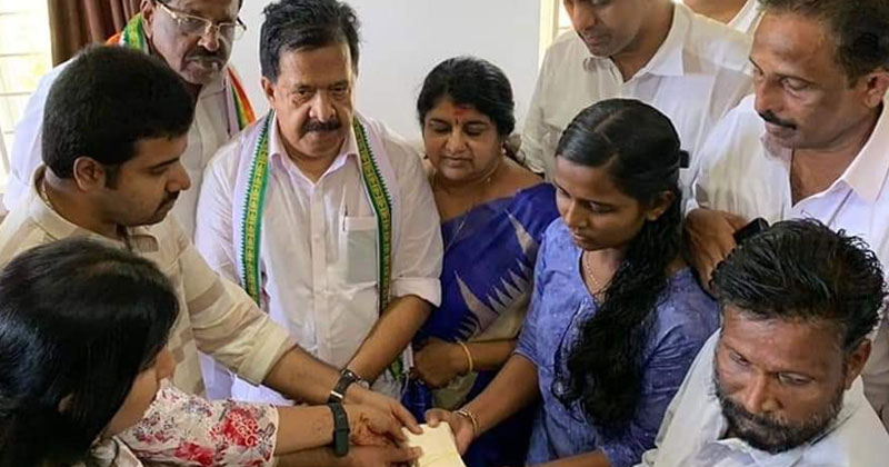 രമേശ് ചെന്നിത്തല എത്തി; കൃപേഷിന്റെ കുടുംബത്തിന് നല്‍കിയ വാക്ക് പാലിക്കാന്‍; മൂത്തമകന്റെ വിവാഹസല്‍ക്കാര ചടങ്ങ് മാറ്റിവെച്ച 5 ലക്ഷം രൂപ കൃപേഷിന്റെ സഹോദരിക്ക് കൈമാറി