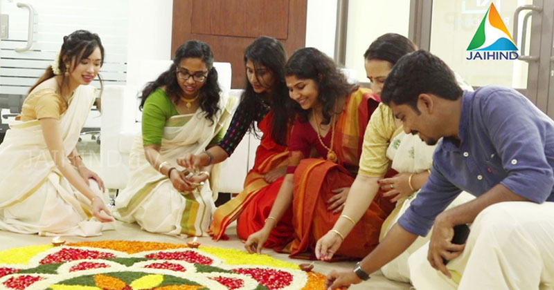 വിദേശികളെ സാരി ഉടുപ്പിച്ചു ; കോണ്‍ഫറന്‍സ് റൂമില്‍ ഓണസദ്യ , ഓഫീസിനുളളില്‍ കൂറ്റന്‍ പൂക്കളം: 'ലോക ഉത്സവ'മാക്കി ഗള്‍ഫ് മലയാളികളുടെ തിരുവോണം