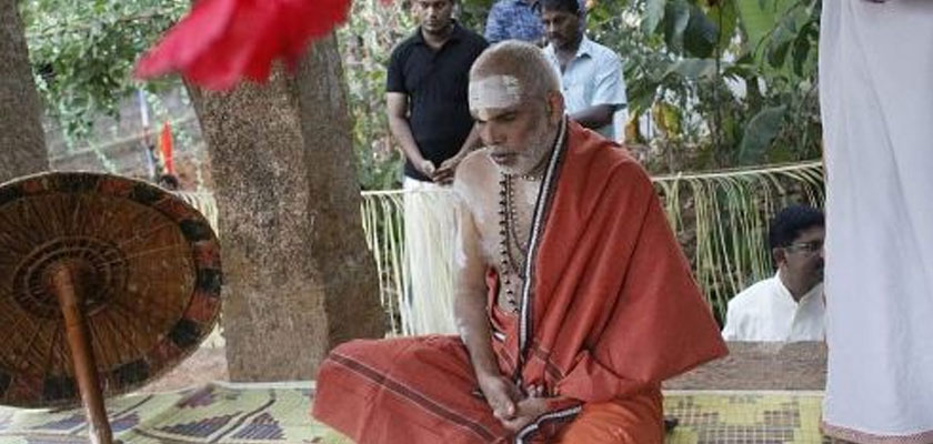 ആര്‍.എസ്.എസുകാര്‍ മഠം കൈയേറി: പരാതി നല്‍കിയ പുഷ്പാഞ്ജലി സ്വാമിയെ കൈയേറ്റം ചെയ്തു; പൂജാ സാമഗ്രികള്‍ മോഷ്ടിച്ചു