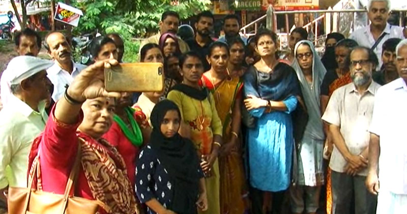 ജീവിച്ചിരിപ്പുണ്ടെന്ന് ഉറപ്പാക്കാന്‍ 'സെല്‍ഫി' വേണമെന്ന് നിർദേശം ; സെല്‍ഫിയെടുത്ത് പ്രതിഷേധിച്ച് എൻഡോസൾഫാൻ ദുരിതബാധിതർ