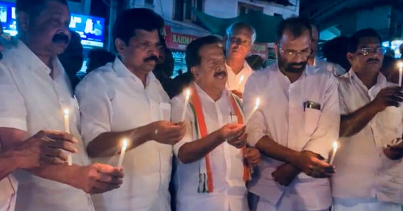 വാളയാര്‍ കേസിലെ നീതി നിഷേധത്തിനെതിരെ പ്രതിഷേധം ശക്തം ; കൊണ്ടോട്ടിയില്‍ രമേശ് ചെന്നിത്തലയുടെ നേതൃത്വത്തില്‍ പ്രതിഷേധ ജ്വാല സംഘടിപ്പിച്ചു