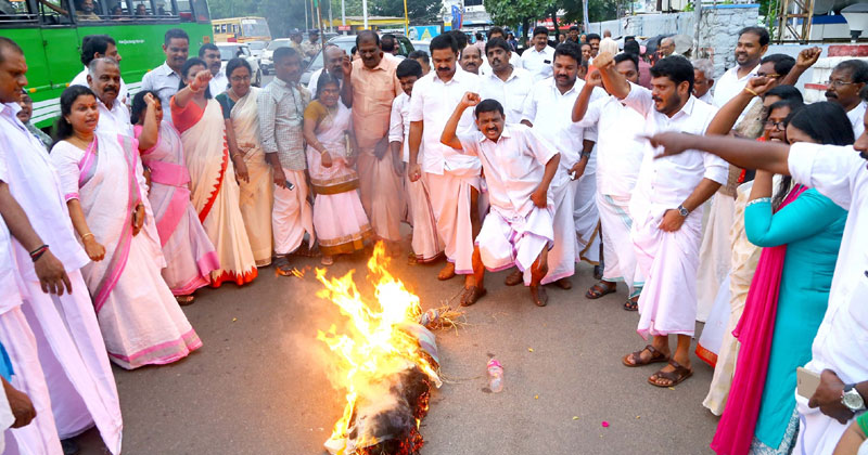 വാളയാർ സംഭവത്തിൽ പ്രതിഷേധിച്ച് കൊല്ലത്ത് കോൺഗ്രസ്സ് പ്രവർത്തകർ മുഖ്യമന്ത്രിയുടെ കോലം കത്തിച്ചു