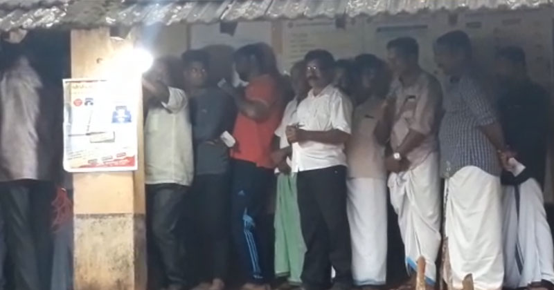 വോട്ടെടുപ്പ് തുടങ്ങി; കനത്ത മഴ വെല്ലുവിളി