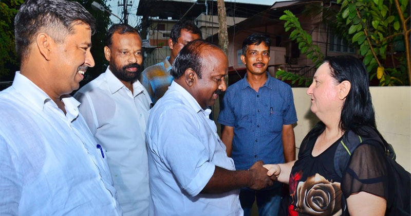 എനിക്ക് കോണ്‍ഗ്രസിനെ അറിയാം, നിങ്ങളാണ് ബെസ്റ്റ് ഓപ്ഷന്‍!! ടി.ജെ. വിനോദിനോട് രാഷ്ട്രീയം പറഞ്ഞ് ജര്‍മ്മന്‍കാരി