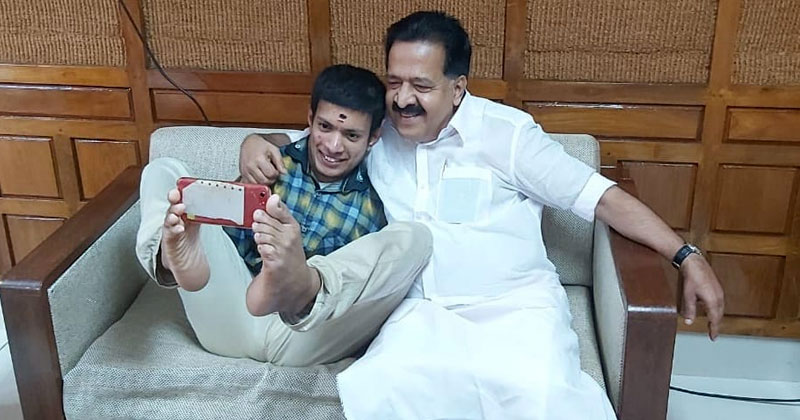 രമേശ് ചെന്നിത്തലയെ കാണാന്‍ പ്രണവ് എത്തി ; ചേര്‍ത്തുപിടിച്ച് പ്രതിപക്ഷ നേതാവ്