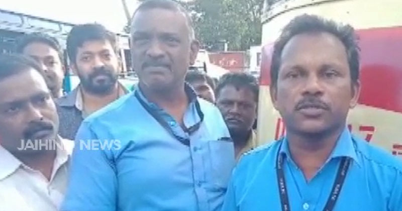 യാത്രക്കാരന്‍റെ ജീവൻ രക്ഷിച്ച ഡ്രൈവർക്കും കണ്ടക്ടർക്കും നാടിന്റെ ആദരം