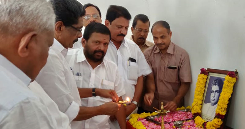 ആര്‍.ശങ്കറിന്‍റെ 47-ആം ചരമവാര്‍ഷികത്തോട് അനുബന്ധിച്ച് കെ.പി.സി.സിയില്‍ പുഷ്പാര്‍ച്ചന നടത്തി