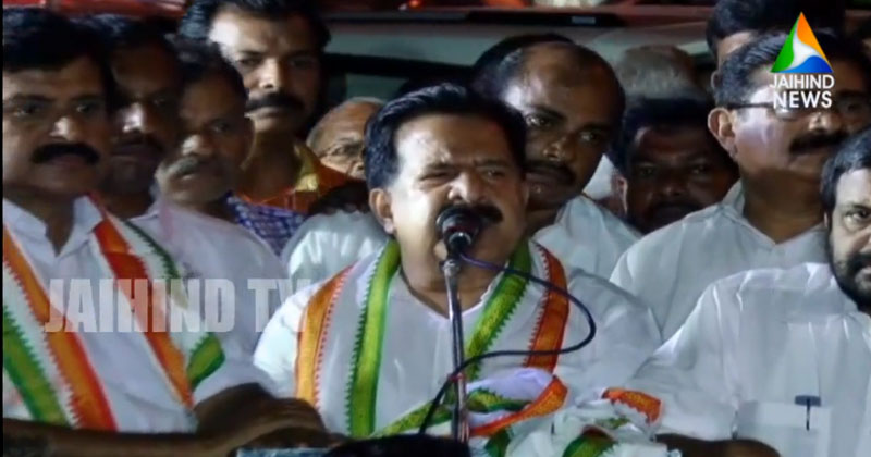 കേരളത്തിലെ റോഡുകളില്‍ വാഴ കുലച്ചുനില്‍ക്കുന്ന അവസ്ഥയെന്ന് രമേശ് ചെന്നിത്തല; റോഡുകളുടെ ശോചനീയാവസ്ഥക്കെതിരെ പ്രതിഷേധ ധര്‍ണ | Video