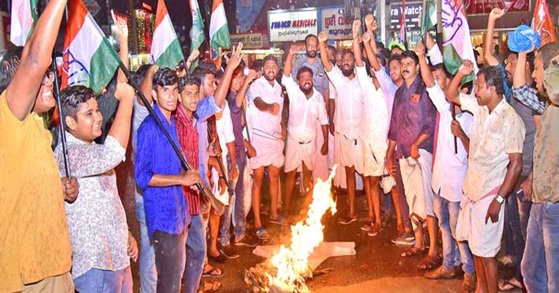 യൂണിവേഴ്സിറ്റി കോളേജ് വിഷയം : പത്തനംതിട്ടയില്‍ മുഖ്യമന്ത്രിയുടെ  കോലം കത്തിച്ചു