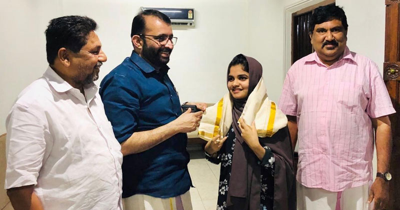 അമാന അഷറഫിനെ സ്പീക്കർ പി.ശ്രീരാമകൃഷ്ണൻ വീട്ടിലെത്തി അനുമോദിച്ചു