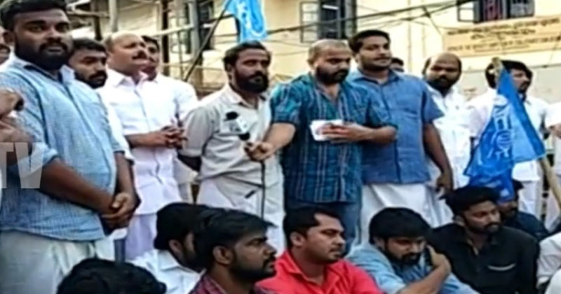 കെ.എസ്.യു ജില്ലാ കമ്മിറ്റി മഹാരാജാസ് കോളേജ് ഹോസ്റ്റലിലേക്ക് നടത്തി മാർച്ചിന് നേരെ പൊലീസ് അതിക്രമം; പ്രവര്‍ത്തകര്‍ക്ക് നേരെ ലാത്തി വീശി; ജലപീരങ്കി പ്രയോഗിച്ചു