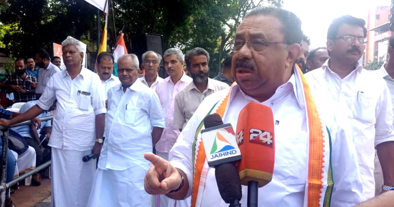 കെ.എസ്.ആര്‍.ടി.സി തൊഴിലാളി സമരം ; മന്ത്രിമാരെ പ്രോസിക്യൂട്ട് ചെയ്യണം : എം.എം ഹസന്‍