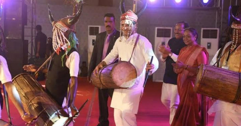 ഗോത്രവര്‍ഗക്കാരുടെ ആചാരപ്രകാരമുള്ള തലപ്പാവും അണിഞ്ഞ് ചെണ്ടകൊട്ടി നൃത്തം വെക്കുന്ന രാഹുല്‍ ഗാന്ധിയുടെ ദൃശ്യങ്ങള്‍ വൈറലാകുന്നു