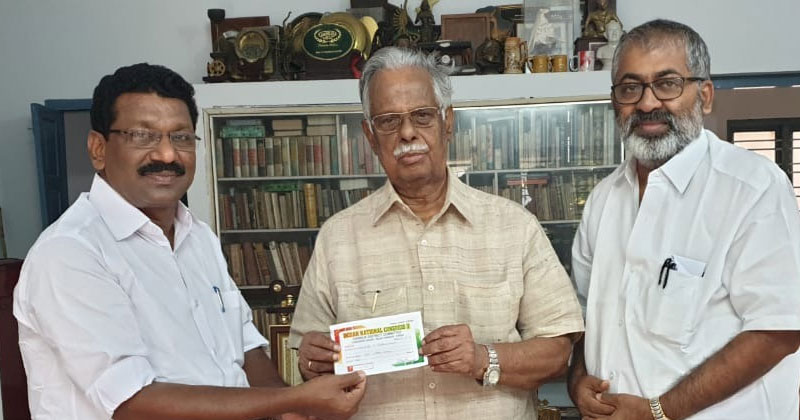 സാഹിത്യ കുലപതി ടി.പത്മനാഭൻ ഡി.സി.സി ഓഫീസ് നിർമ്മാണ ഫണ്ടിലേക്ക് 1 ലക്ഷം രൂപ നല്കി