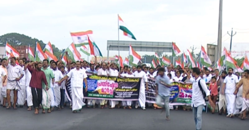 തൃശൂർ പാലിയേക്കര ടോൾ പ്ലാസയിലേക്ക് കോൺഗ്രസ് പ്രവർത്തകരുടെ  പ്രതിഷേധ മാർച്ച്