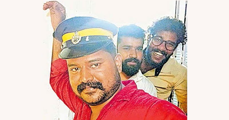 പൊലീസ് തൊപ്പി വെച്ച് സി.പി.എം പ്രവര്‍ത്തകരുടെ ന്യൂ ഇയർ സെല്‍ഫി ; വിവാദമായപ്പോള്‍ ഫേസ്ബുക്ക് പോസ്റ്റ് നീക്കംചെയ്തു