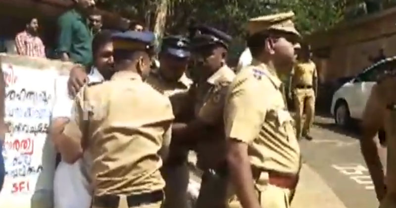 എംജി സർവകലാശാലയിൽ ഗവർണ്ണർക്കെതിരെ കെ.എസ്.യു പ്രതിഷേധം; ജില്ലാ പ്രസിഡൻറ് ജോർജ് പയസ്സിനെ പോലീസ് ബലമായി കസ്റ്റഡിയിലെടുത്തു