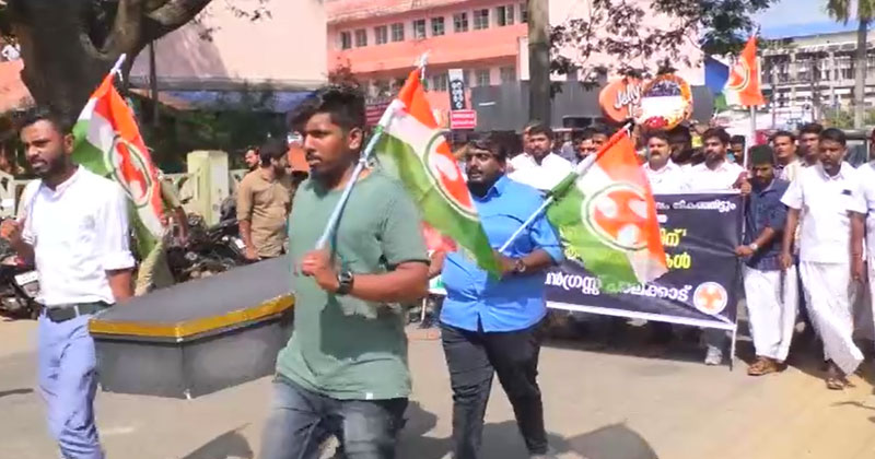 പാലക്കാട് ജില്ലാ ആശുപത്രിയിലേക്ക് ശവപ്പെട്ടിയുമായി യൂത്ത് കോൺഗ്രസിന്‍റെ മാര്‍ച്ച്