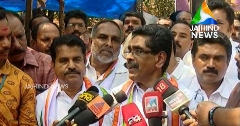 ധനകാര്യ മാനേജ്മെന്‍റ് എന്തെന്ന് അറിയാത്ത തോമസ് ഐസക് വിഡ്ഡികളുടെ സ്വർഗത്തിലെന്ന് മുല്ലപ്പള്ളി ; നികുതി ഭീകരതക്കെതിരെ വില്ലേജ് ഓഫീസുകള്‍ക്ക് മുന്നില്‍ കോണ്‍ഗ്രസ് ധർണ