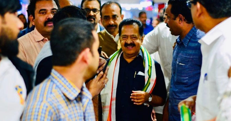 പ്രതിപക്ഷ നേതാവ്  രമേശ് ചെന്നിത്തലയ്ക്ക്  ദുബായ് വിമാനത്താവളത്തില്‍ ഊഷ്മള സ്വീകരണം ; തിക്കും തിരക്കും ആവേശവുമായി പ്രവര്‍ത്തകര്‍