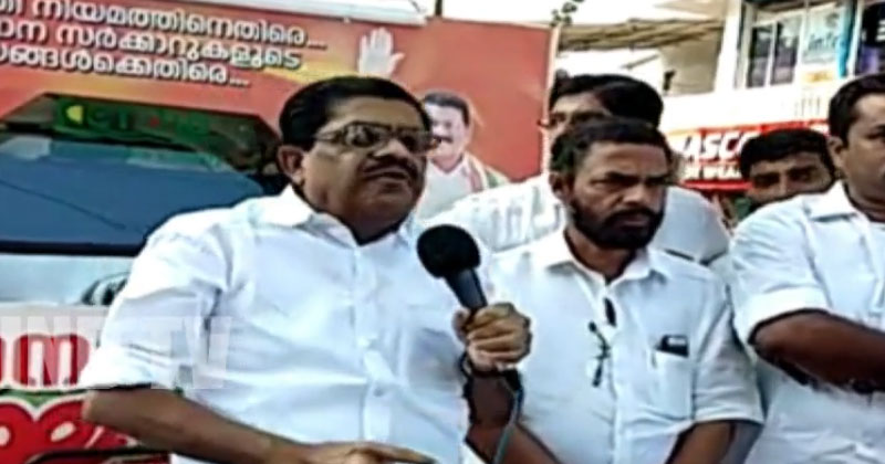 മോദി ഭരണഘടനാ അവകാശം നിഷേധിക്കുന്നുവെങ്കിൽ പിണറായി വിജയൻ രാഷ്ട്രീയ പരമായി ജീവിക്കാനുള്ള  അവകാശം നിഷേധിക്കുന്നുവെന്ന് വി.എം സുധീരൻ