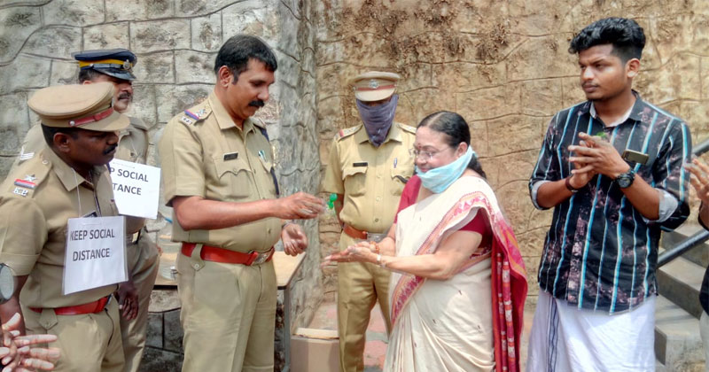 കൊവിഡ് വൈറസിനെ തുരത്താന്‍ ബോധവത്ക്കരണവുമായി ഏറ്റുമാനൂർ പൊലീസ്; കയ്യടിക്കാം ഈ ജാഗ്രതയ്ക്ക്