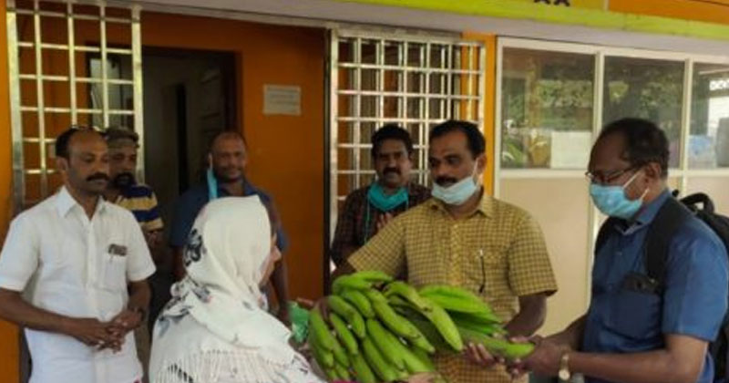 വയോജന പരിപാലന കേന്ദ്രത്തിലെ അന്തേവാസികൾക്ക്  "ഓർമ്മകളിലെ തിരുമുറ്റം – 90" കൂട്ടായ്മയുടെ സ്നേഹ സമ്മാനം