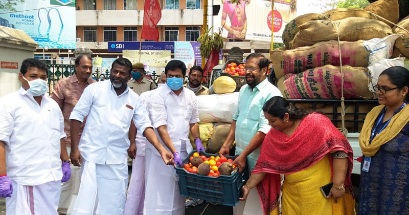 നഗരസഭയുടെ കമ്യൂണിറ്റി കിച്ചണിലേക്ക് പച്ചക്കറി എത്തിച്ചുനല്‍കി വി.എസ് ശിവകുമാർ എം.എല്‍.എ