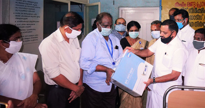 കൊവിഡ് പ്രതിരോധം: ഇടുക്കി മെഡിക്കല്‍ കോളേജിലേക്ക് 94.5 ലക്ഷം രൂപയുടെ ഉപകരണങ്ങള്‍ കൈമാറി ഡീന്‍ കുര്യാക്കോസ് എം.പി