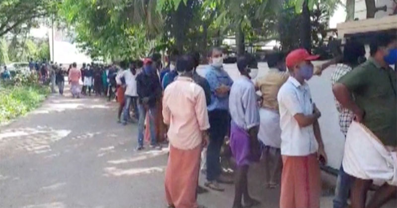 പൊലീസ് നോക്കുകുത്തി; മാനദണ്ഡങ്ങൾ കാറ്റിൽ പറത്തി ബാർ ഹോട്ടലുകൾക്ക് മുന്നിൽ ആളുകളുടെ നീണ്ട നിര