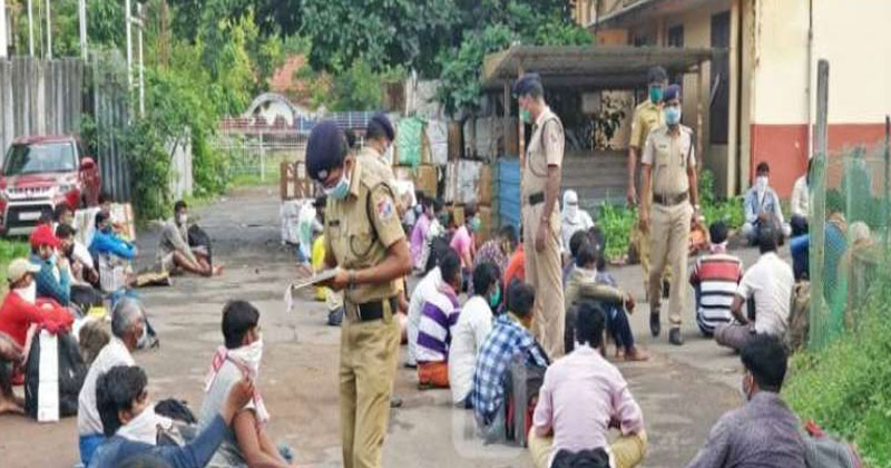 ഉത്തർ പ്രദേശിലേക്ക് ട്രെയിനുണ്ടെന്ന് പ്രചരണം; നൂറോളം അതിഥി  തൊഴിലാളികൾ കണ്ണൂർ റെയിൽവേ സ്റ്റേഷനിൽ എത്തി; ബലം പ്രയോഗിച്ച് തിരിച്ച് അയച്ചു
