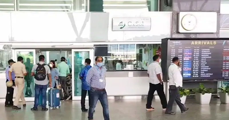 ആഭ്യന്തര വിമാന സർവീസുകൾ പുനരാരംഭിച്ച ആദ്യ ദിവസം തന്നെ പല സർവീസുകളും റദ്ദാക്കി; വലഞ്ഞ് യാത്രക്കാർ; ഡല്‍ഹി വിമാനത്താവളത്തില്‍ യാത്രക്കാരുടെ പ്രതിഷേധം