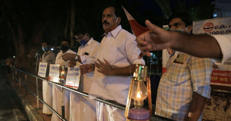 യു.ഡി.എഫിന്‍റെ 'ലൈറ്റ്‌സ് ഓഫ്‌ കേരള' യ്ക്ക്‌ അഭിവാദ്യം അര്‍പ്പിച്ച് കേരള കോണ്‍ഗ്രസ്‌ (ജേക്കബ്‌) വിഭാഗം; സെക്രട്ടേറിയേറ്റ്‌ പടിയ്ക്കല്‍  'റാന്തല്‍ വെട്ടത്തില്‍' ധര്‍ണ്ണ