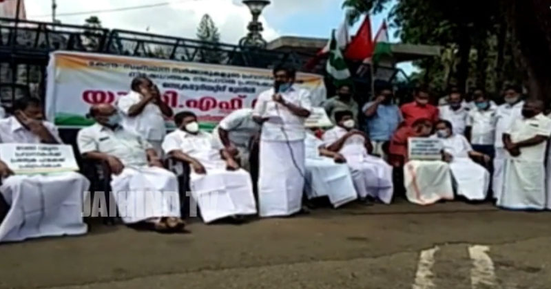 സംസ്ഥാന സർക്കാർ പ്രവാസികളെ വഞ്ചിക്കുന്നുവെന്ന് രമേശ് ചെന്നിത്തല; കേരളത്തിലേത് മറ്റൊരു സർക്കാരും വയ്ക്കാത്ത നിബന്ധനയെന്ന് മുല്ലപ്പള്ളി രാമചന്ദ്രൻ
