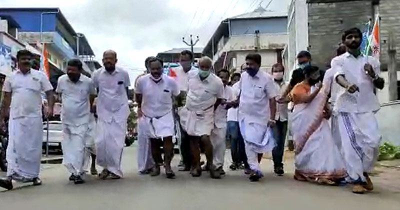 ബസ് സർവീസ് നിലനിർത്താൻ കെട്ടിവലിച്ചു കോൺഗ്രസ് സമരം; സ്വകാര്യ ബസ് വ്യവസായം നേരിടുന്ന പ്രശ്‌നത്തിൽ അധികൃതരുടെ അടിയന്തിര ഇടപെടൽ വേണമെന്ന് ആവശ്യം