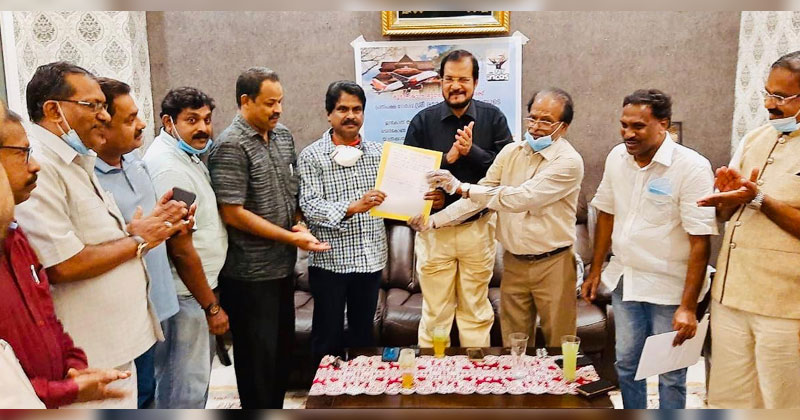 'ഫ്‌ളൈ വിത്ത് ഇന്‍കാസ്' :  100 വിമാന ടിക്കറ്റുകള്‍ നല്‍കി ഇന്‍കാസ് ഷാര്‍ജ തൃശൂര്‍ ജില്ലാ കമ്മിറ്റി