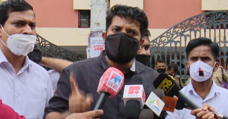 സ്വർണക്കടത്തിൽ സ്വപ്നയുടെ റൂട്ട് മാപ്പ് പുറത്തുവിട്ടാൽ സമ്പർക്കപ്പട്ടികയിൽ മുഖ്യമന്ത്രിയും ഉന്നതരുമുണ്ടാകും : ഷാഫി പറമ്പിൽ