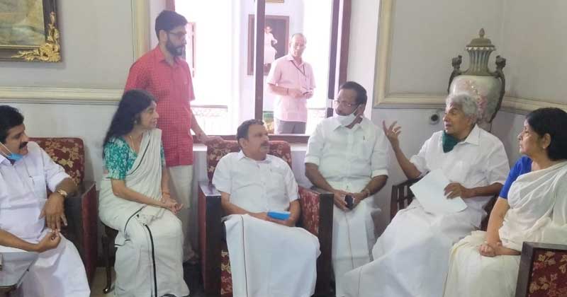 75-ാം പിറന്നാള്‍ നിറവില്‍ അശ്വതി തിരുനാൾ; കവടിയാർ കൊട്ടാരത്തിലെത്തി ആശംസകള്‍ നേർന്ന് കോൺഗ്രസ് നേതാക്കൾ