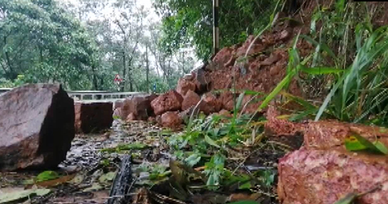 റോഡിന് സംരക്ഷണ ഭിത്തി നിർമ്മിച്ചില്ല; കൂടപ്രത്ത് മൺതിട്ടയിടിഞ്ഞ് കോളനിയിലെ വീടുകൾ അപകടാവസ്ഥയിൽ
